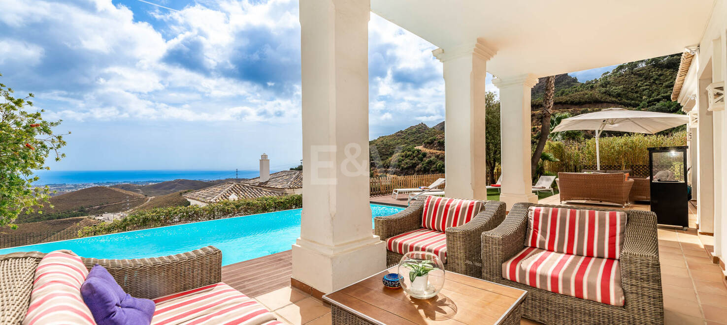 Mediterrane Benahavís Stadt Villa mit Panoramablick auf das Meer und die Berge.