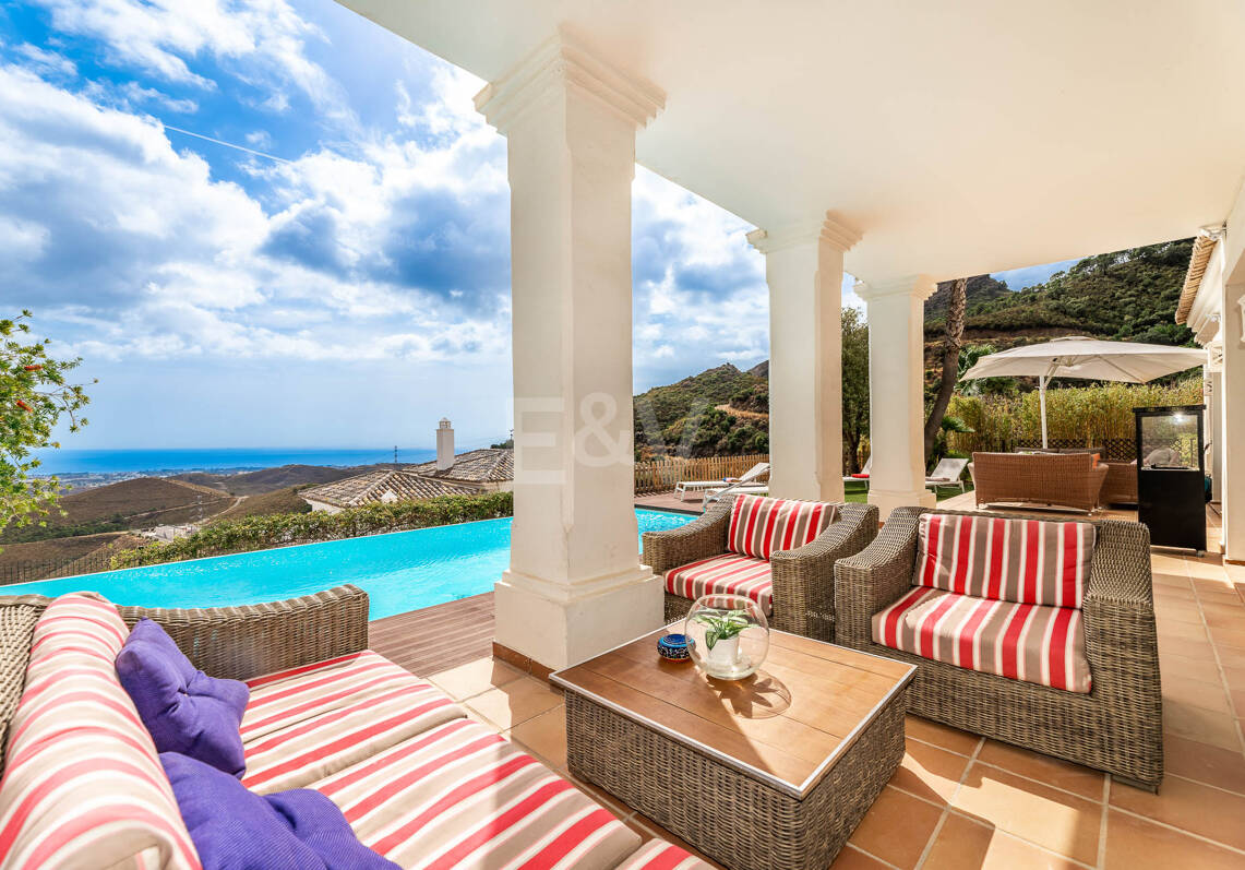 Villa Mediterránea en Benahavís Pueblo con Vistas Panorámicas al Mar y a la Montaña.