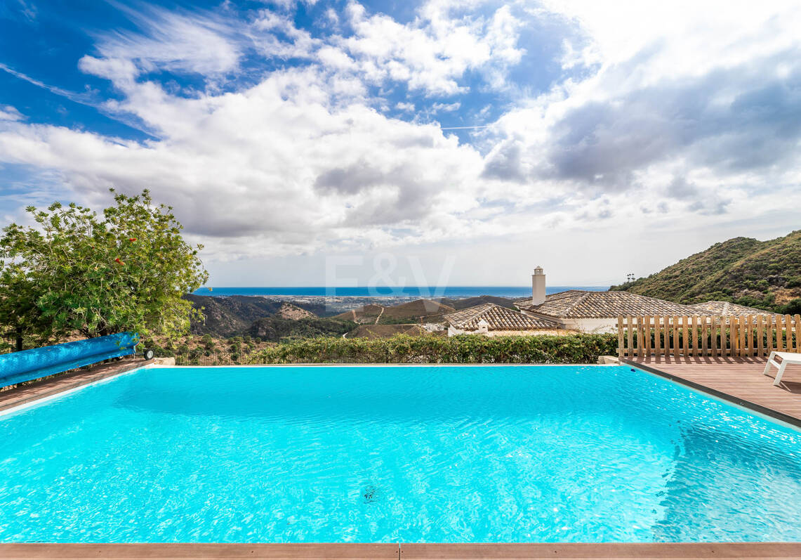 Villa Mediterránea en Benahavís Pueblo con Vistas Panorámicas al Mar y a la Montaña.
