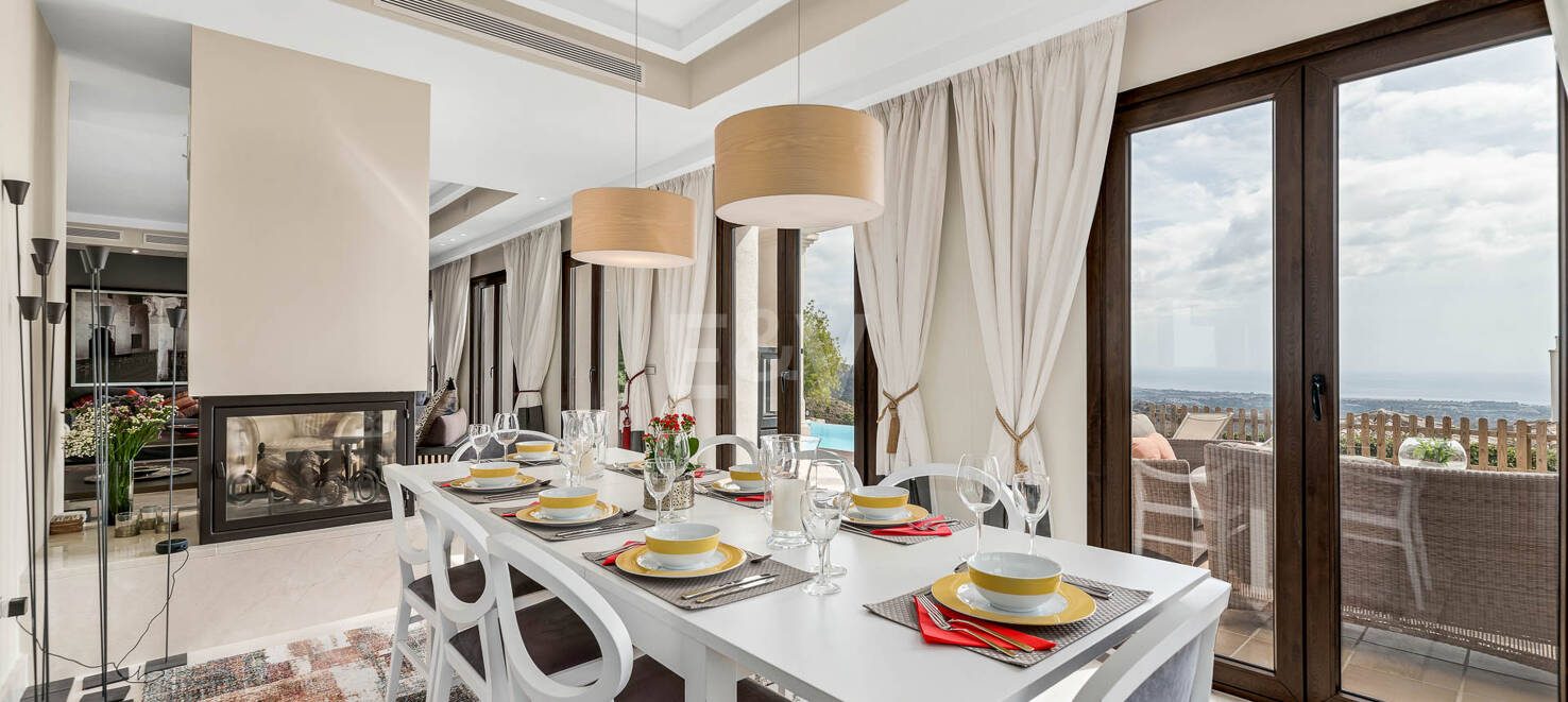 Mediterrane Benahavís Stadt Villa mit Panoramablick auf das Meer und die Berge.