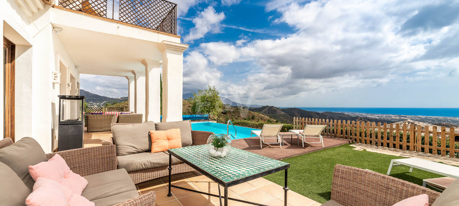 Mediterrane Benahavís Stadt Villa mit Panoramablick auf das Meer und die Berge.