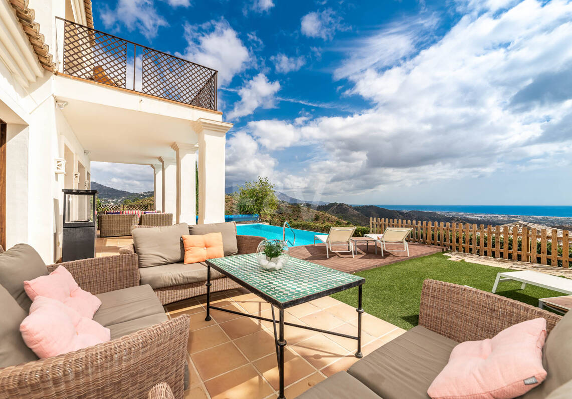 Villa Mediterránea en Benahavís Pueblo con Vistas Panorámicas al Mar y a la Montaña.
