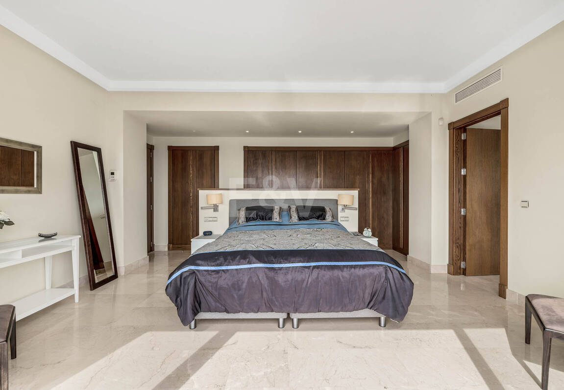 Mediterranean Benahavís Miejska Willa z widokiem na morze panoramiczne i góry.