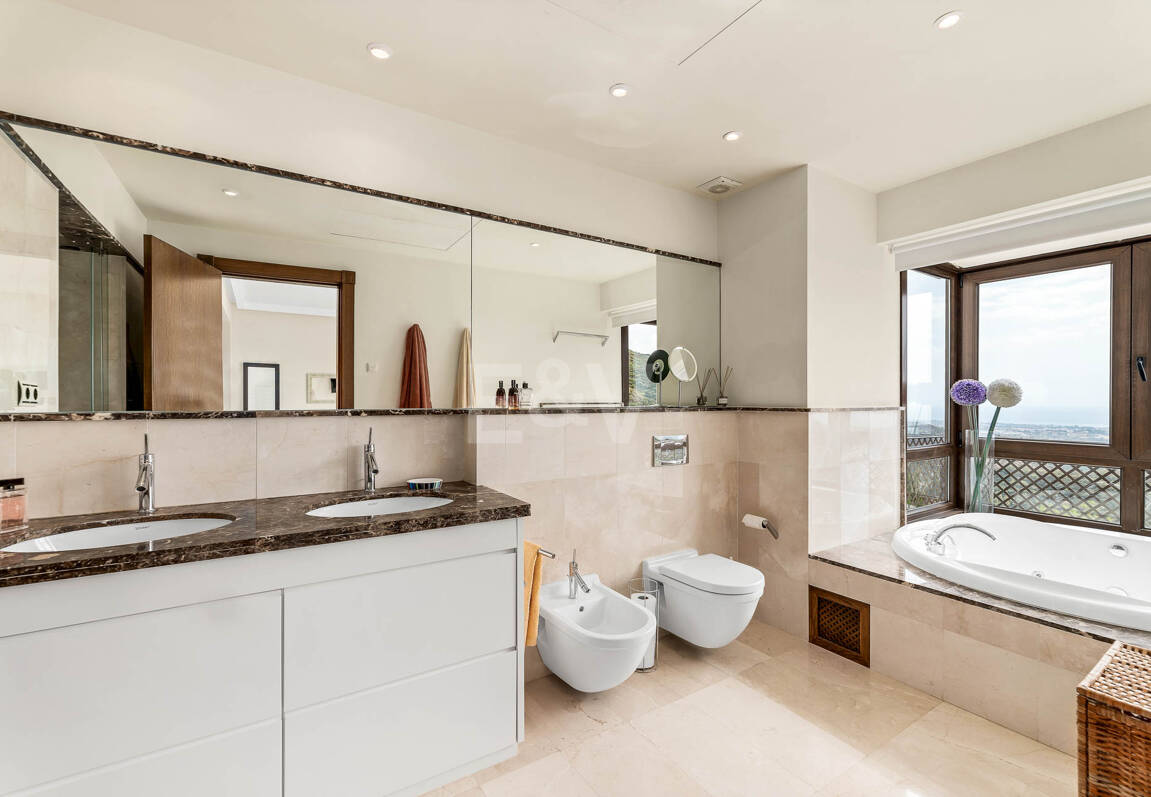 Mediterranean Benahavís Miejska Willa z widokiem na morze panoramiczne i góry.