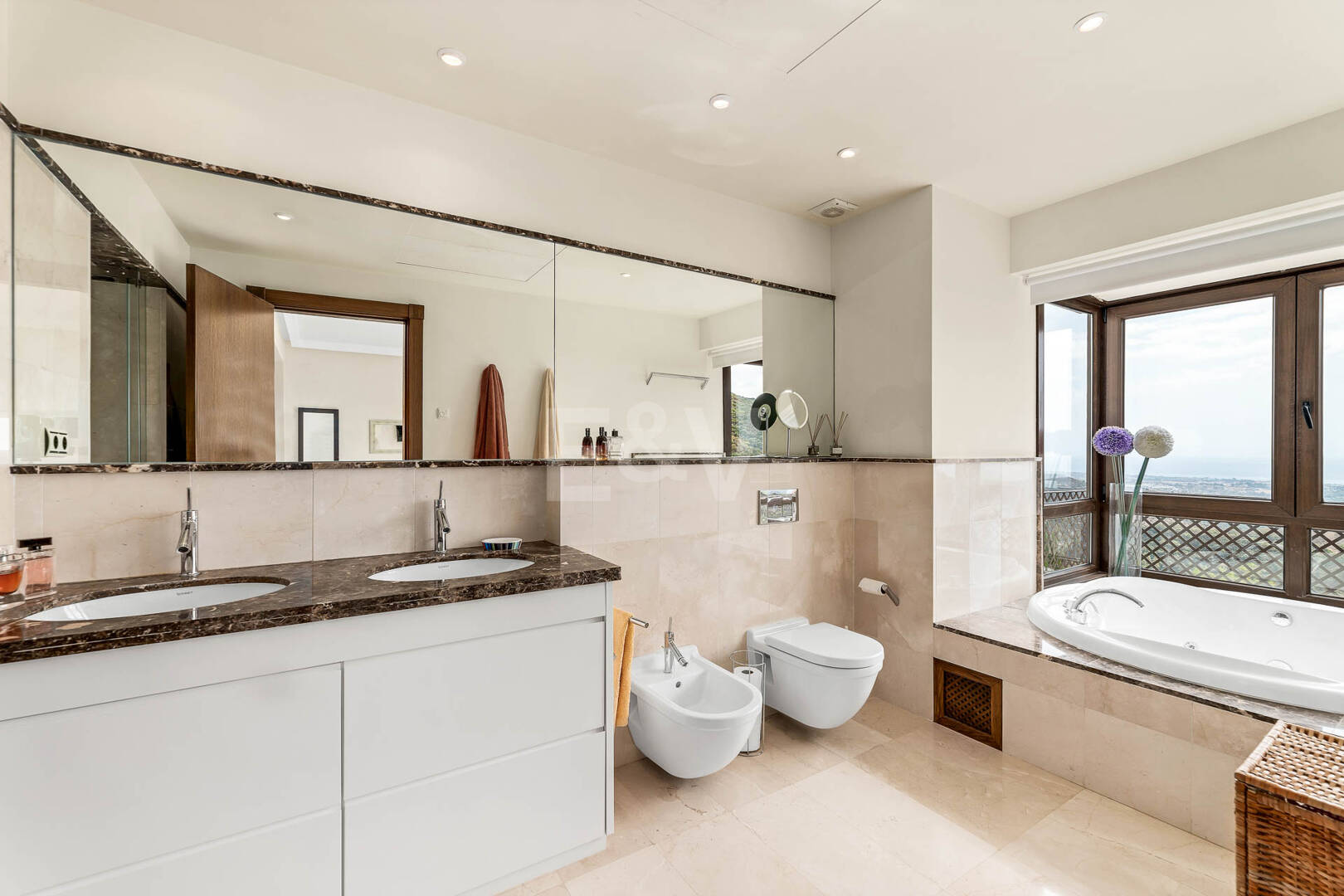 Mediterranean Benahavís Miejska Willa z widokiem na morze panoramiczne i góry.