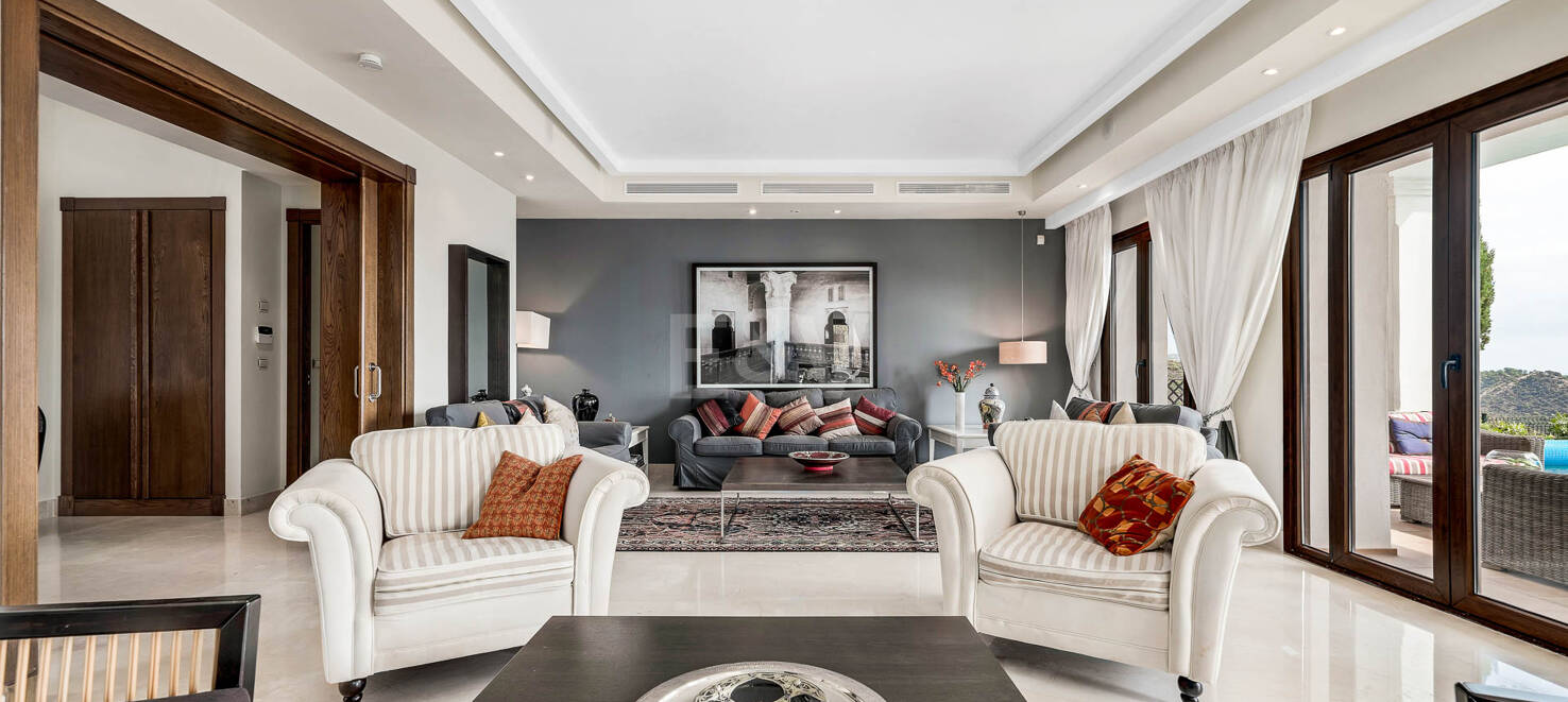 Mediterrane Benahavís Stadt Villa mit Panoramablick auf das Meer und die Berge.