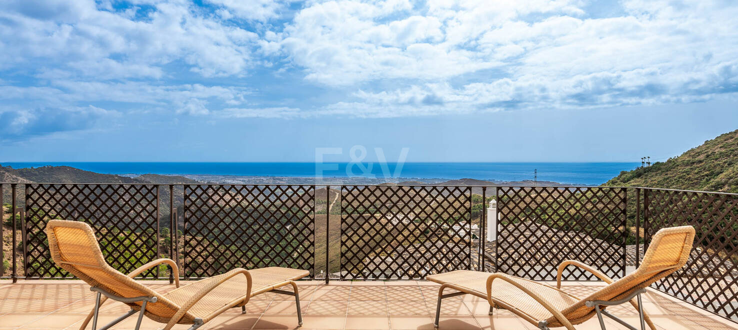 Mediterrane Benahavís Stadt Villa mit Panoramablick auf das Meer und die Berge.