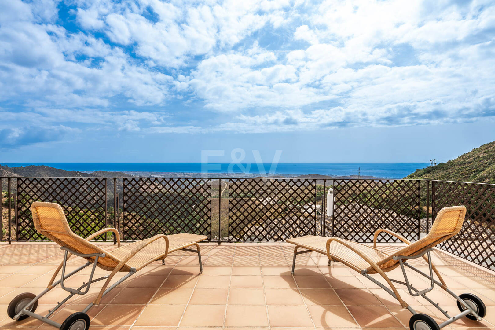 Mediterranean Benahavís Miejska Willa z widokiem na morze panoramiczne i góry.