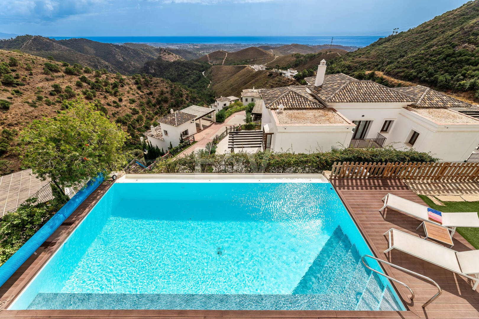 Mediterranean Benahavís Miejska Willa z widokiem na morze panoramiczne i góry.