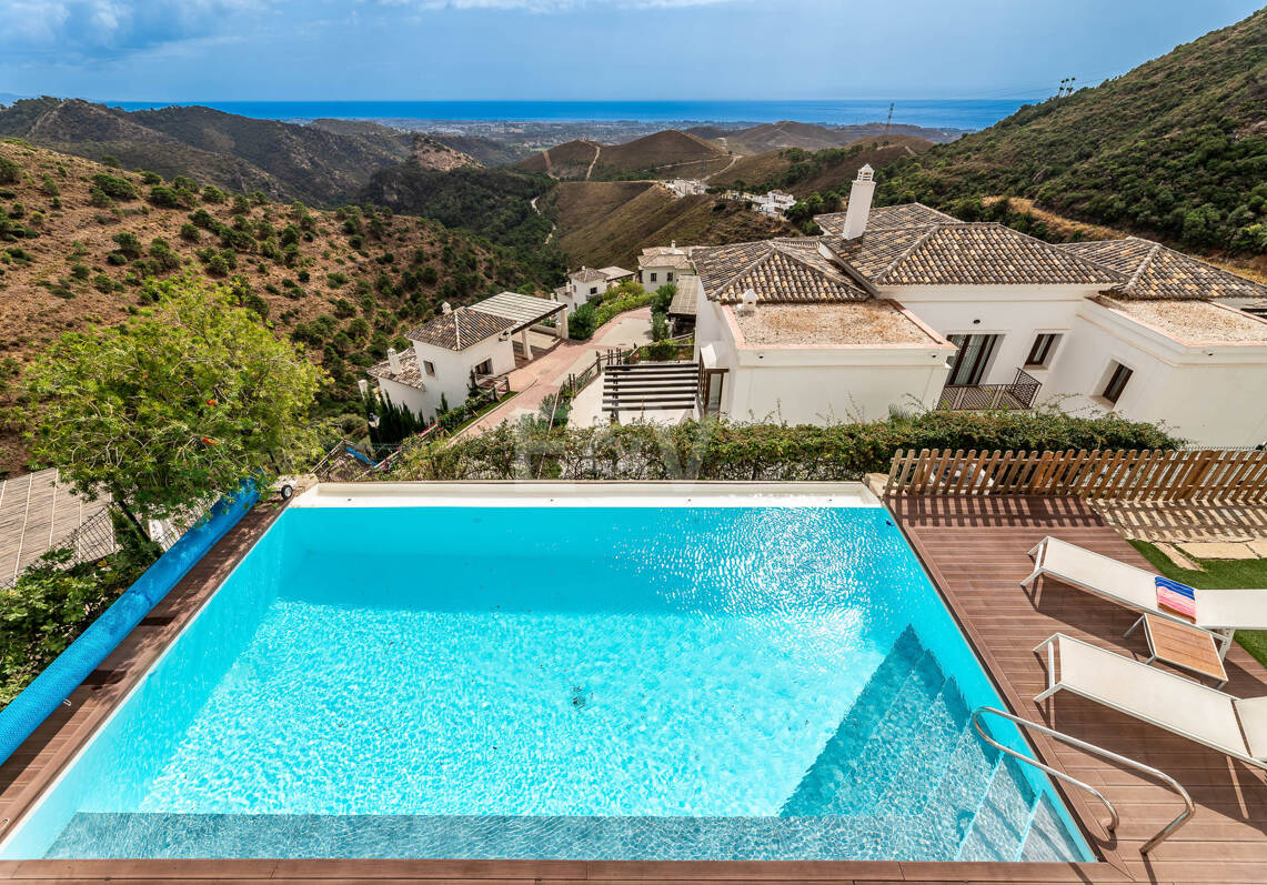 Villa Mediterránea en Benahavís Pueblo con Vistas Panorámicas al Mar y a la Montaña.