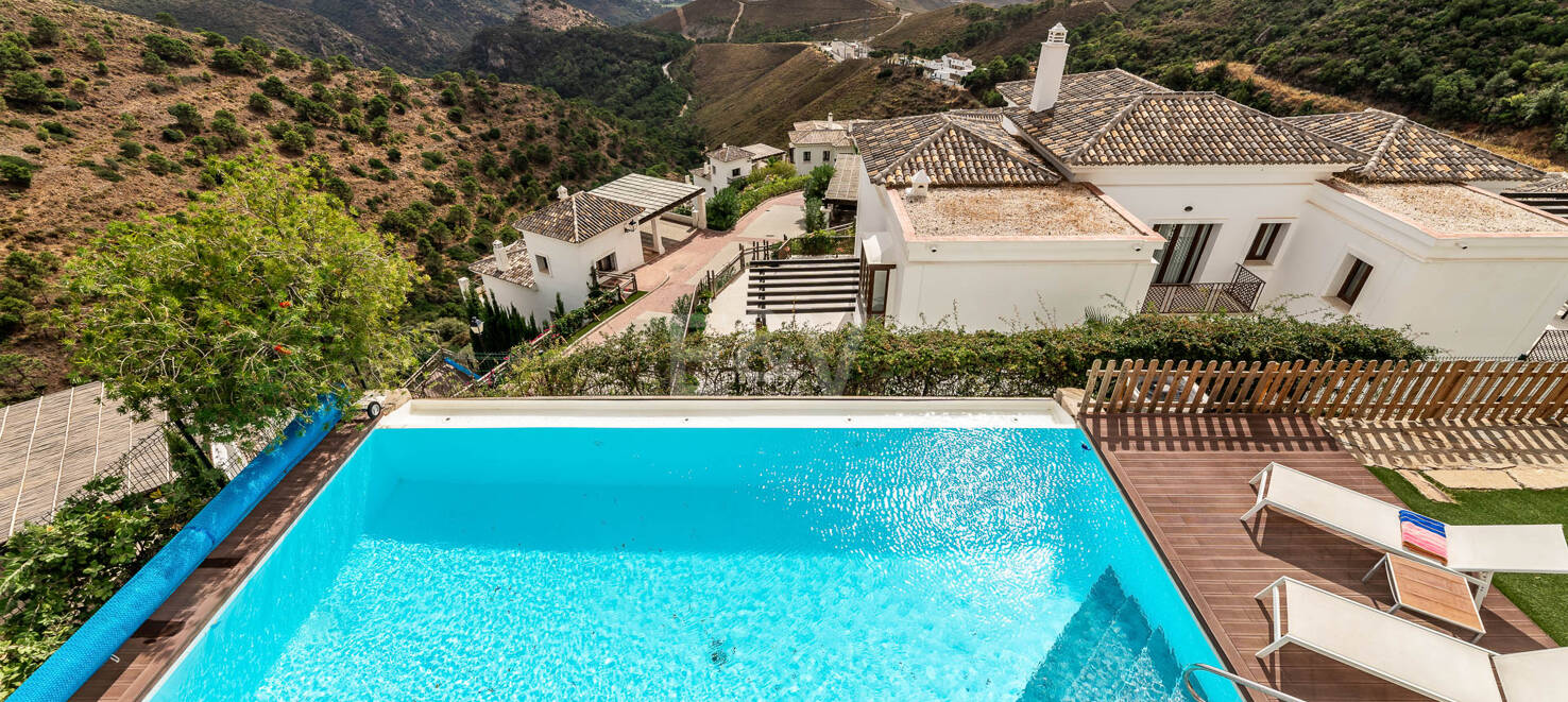 Mediterrane Benahavís Stadt Villa mit Panoramablick auf das Meer und die Berge.