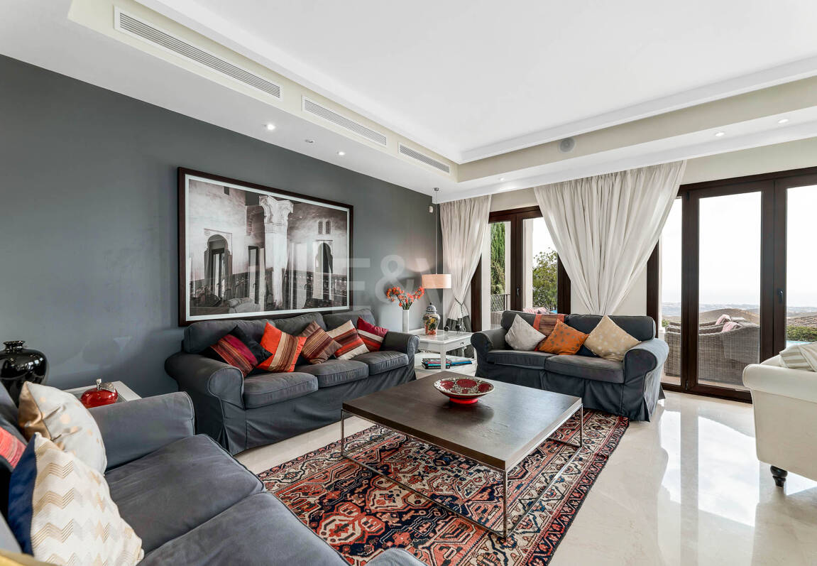 Mediterranean Benahavís Miejska Willa z widokiem na morze panoramiczne i góry.