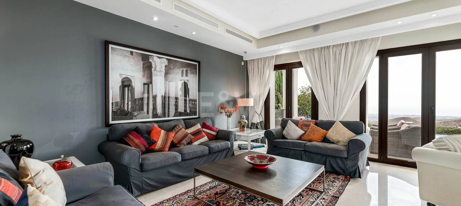 Mediterrane Benahavís Stadt Villa mit Panoramablick auf das Meer und die Berge.