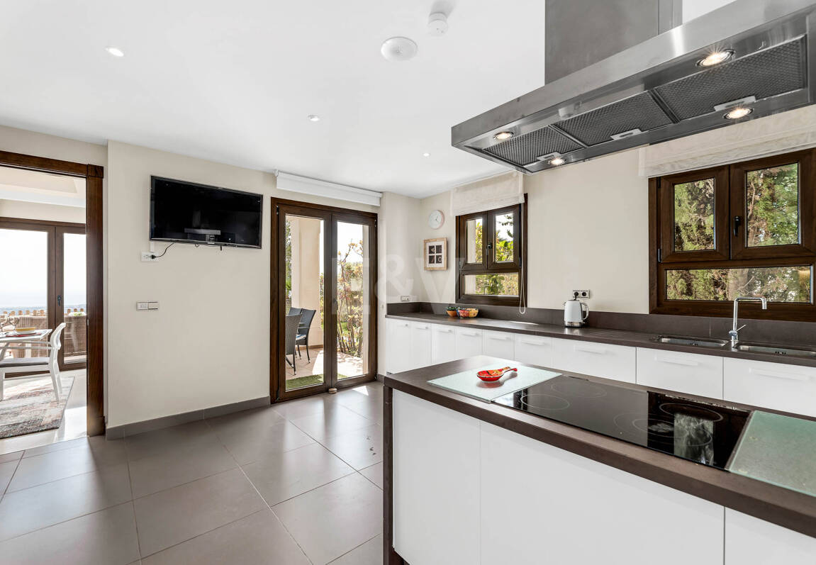 Mediterranean Benahavís Miejska Willa z widokiem na morze panoramiczne i góry.