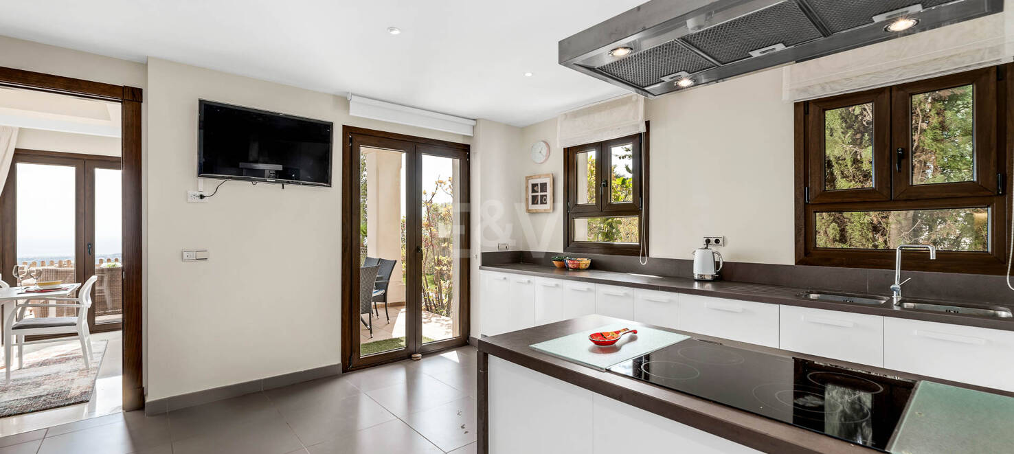 Mediterrane Benahavís Stadt Villa mit Panoramablick auf das Meer und die Berge.
