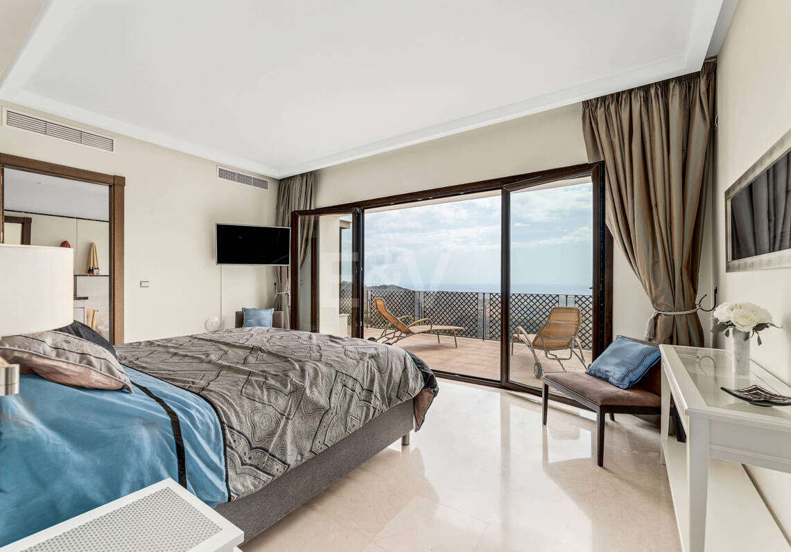 Villa Mediterránea en Benahavís Pueblo con Vistas Panorámicas al Mar y a la Montaña.