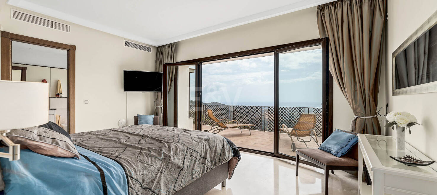 Mediterrane Benahavís Stadt Villa mit Panoramablick auf das Meer und die Berge.