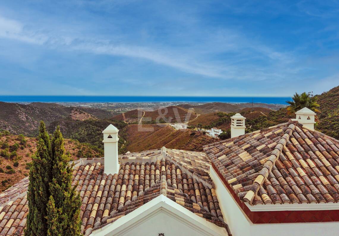 Villa Mediterránea en Benahavís Pueblo con Vistas Panorámicas al Mar y a la Montaña.