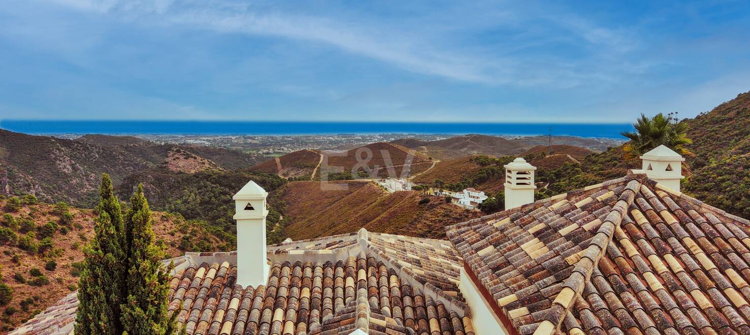 Mediterrane Benahavís Stadt Villa mit Panoramablick auf das Meer und die Berge.