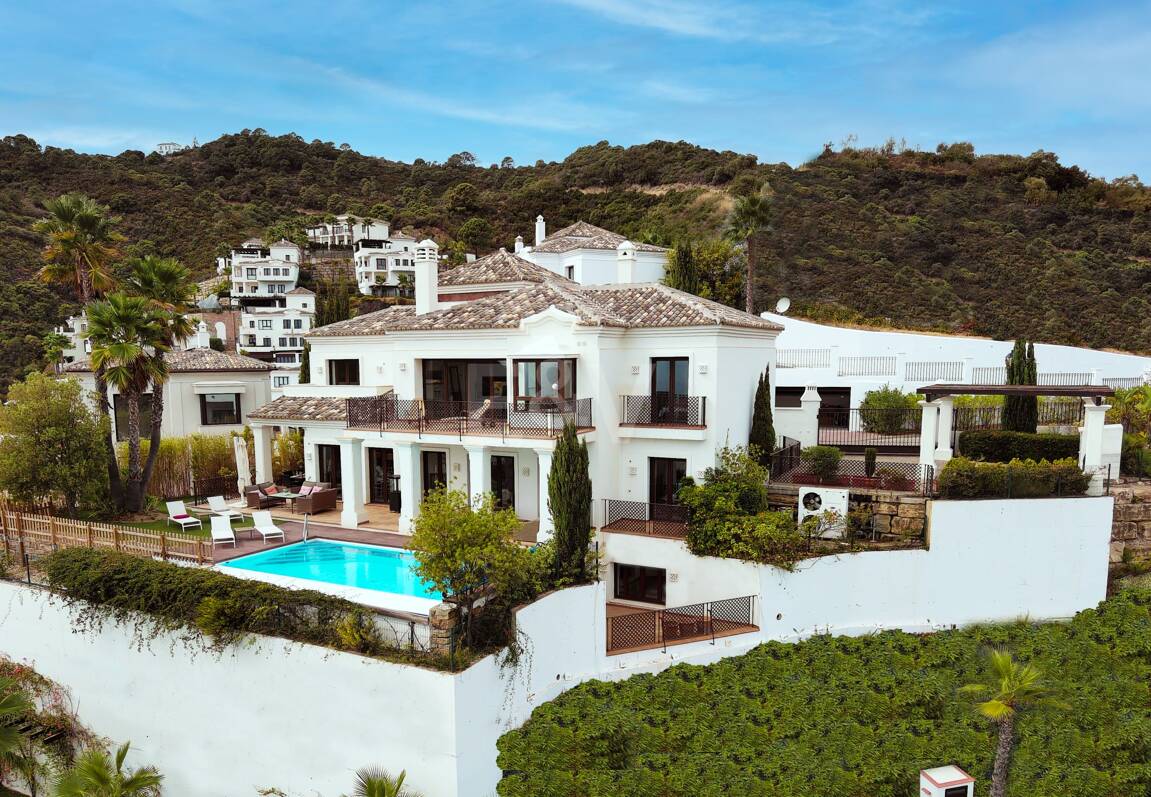 Mediterranean Benahavís Miejska Willa z widokiem na morze panoramiczne i góry.