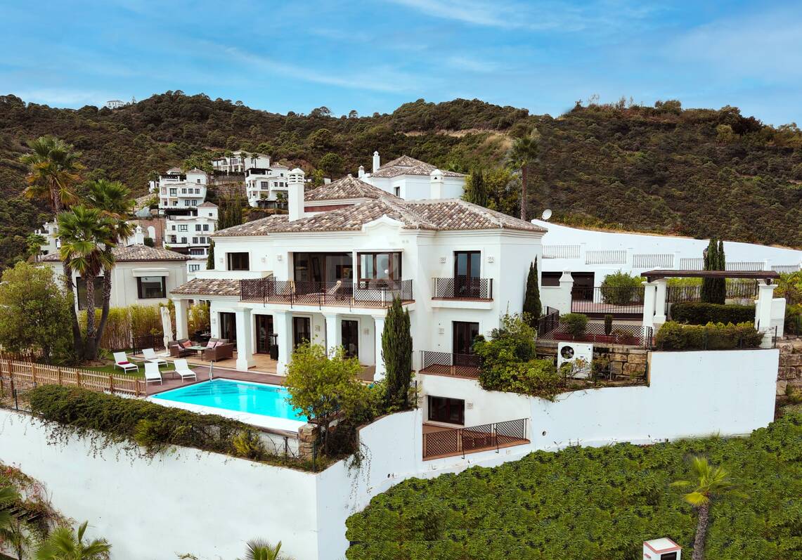 Villa Mediterránea en Benahavís Pueblo con Vistas Panorámicas al Mar y a la Montaña.