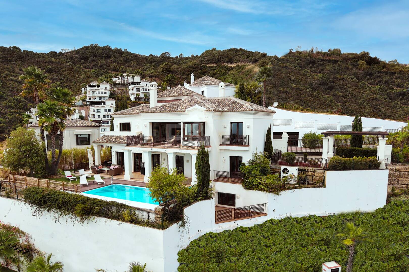 Mediterranean Benahavís Miejska Willa z widokiem na morze panoramiczne i góry.