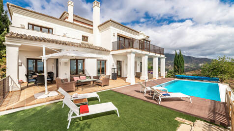 Mediterrane Benahavís Stadt Villa mit Panoramablick auf das Meer und die Berge.