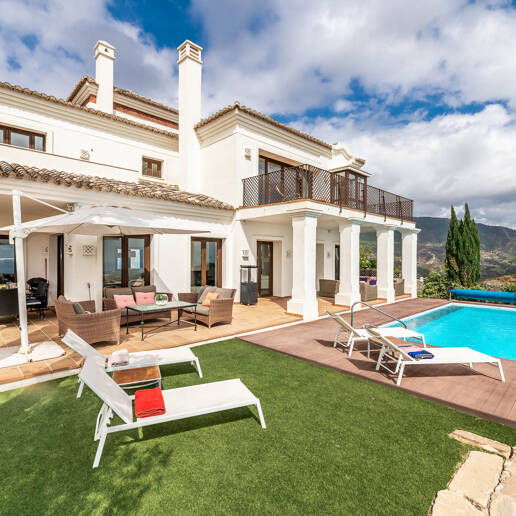Mediterrane Benahavís Stadt Villa mit Panoramablick auf das Meer und die Berge.
