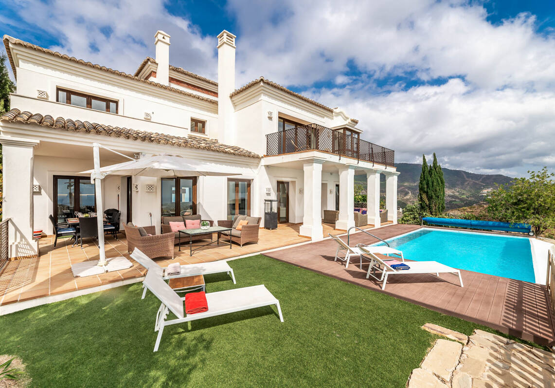 Villa Mediterránea en Benahavís Pueblo con Vistas Panorámicas al Mar y a la Montaña.
