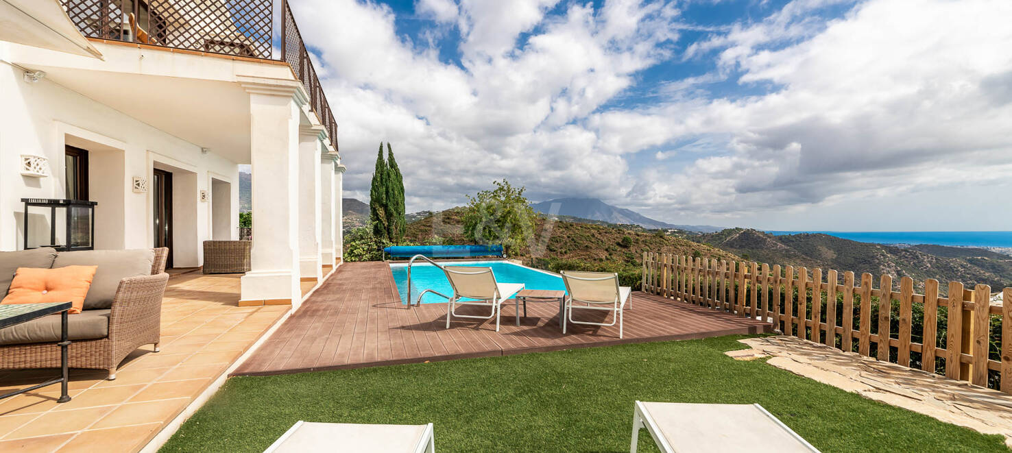 Mediterrane Benahavís Stadt Villa mit Panoramablick auf das Meer und die Berge.