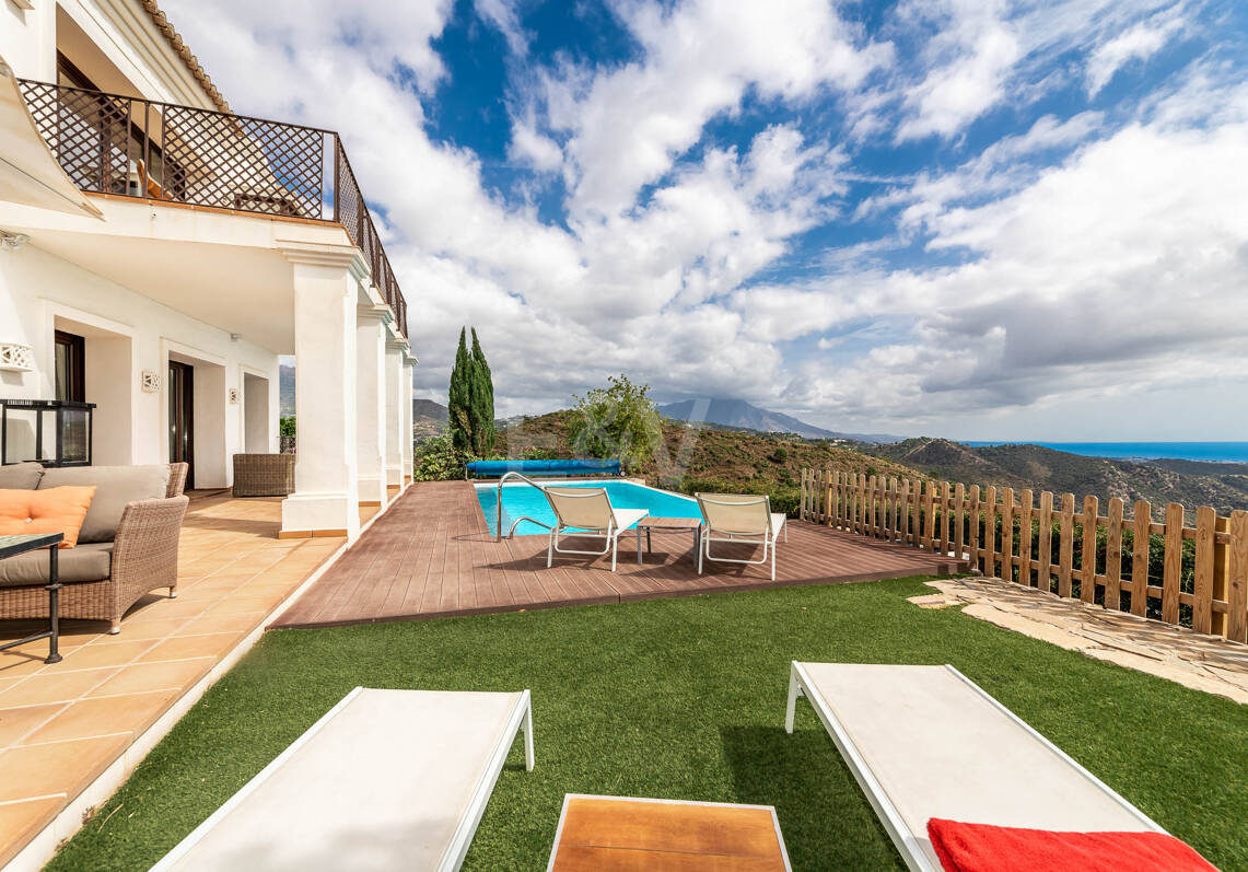 Villa Mediterránea en Benahavís Pueblo con Vistas Panorámicas al Mar y a la Montaña.