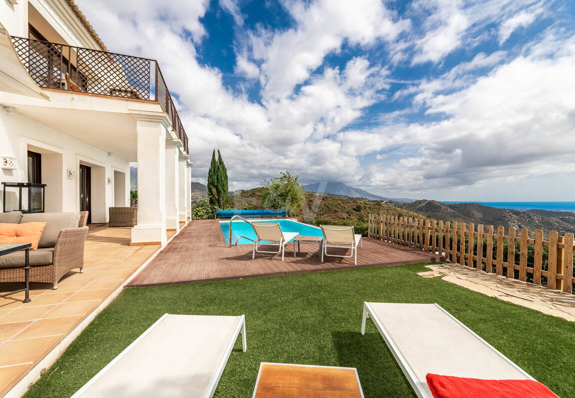 Mediterranean Benahavís Miejska Willa z widokiem na morze panoramiczne i góry.