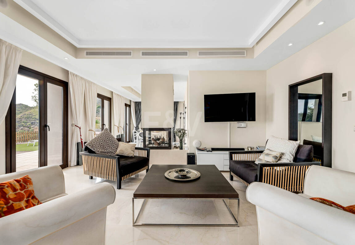 Mediterranean Benahavís Miejska Willa z widokiem na morze panoramiczne i góry.