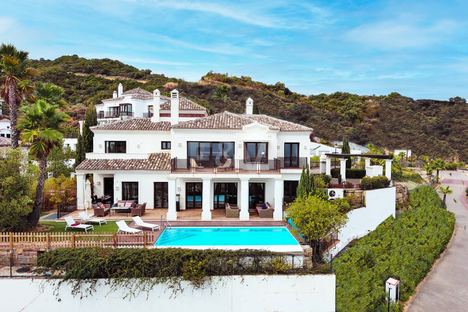 Mediterranean Benahavís Miejska Willa z widokiem na morze panoramiczne i góry.