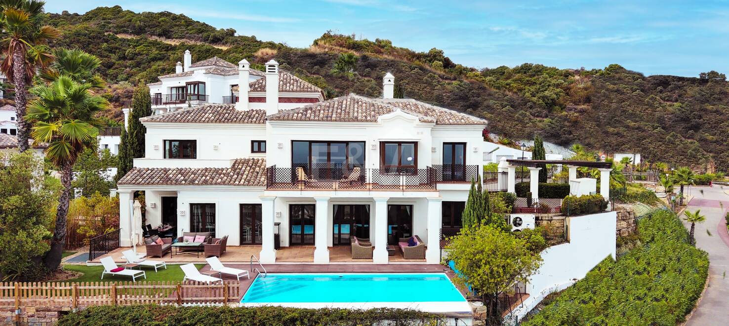 Mediterrane Benahavís Stadt Villa mit Panoramablick auf das Meer und die Berge.