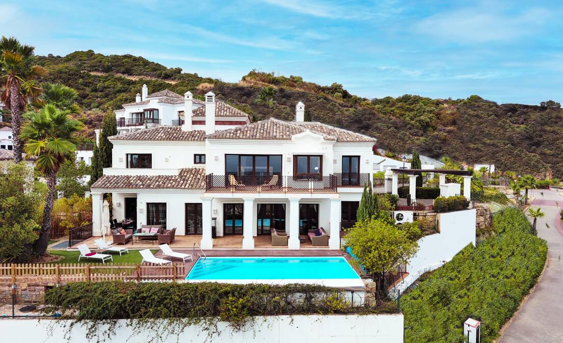Mediterrane Benahavís Stadt Villa mit Panoramablick auf das Meer und die Berge.