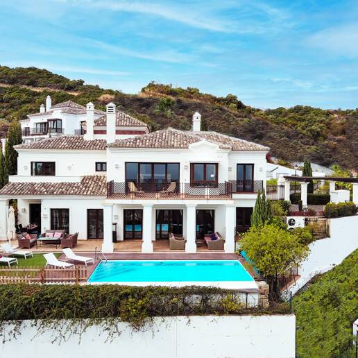 Mediterrane Benahavís Stadt Villa mit Panoramablick auf das Meer und die Berge.