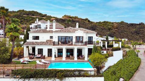 Mediterrane Benahavís Stadt Villa mit Panoramablick auf das Meer und die Berge.