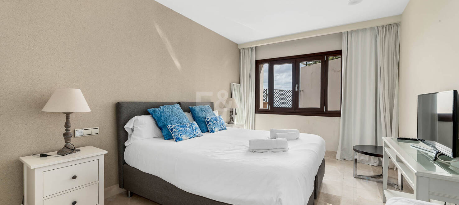 Mediterrane Benahavís Stadt Villa mit Panoramablick auf das Meer und die Berge.
