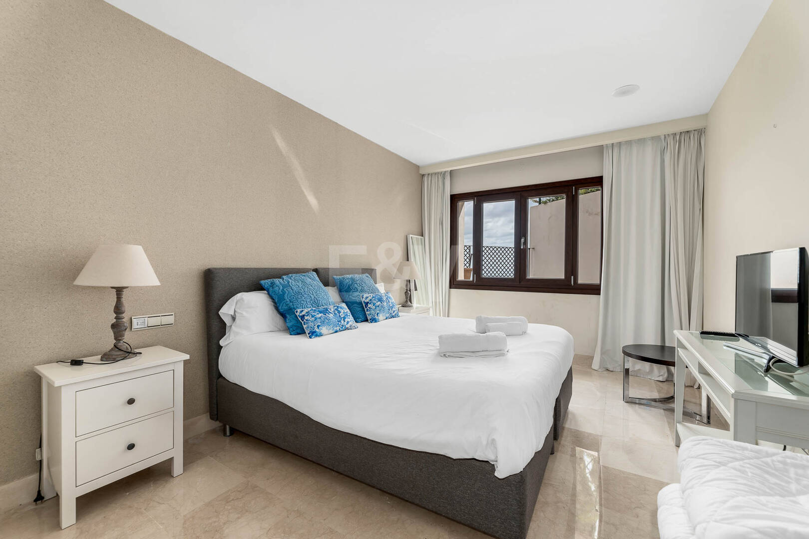 Mediterranean Benahavís Miejska Willa z widokiem na morze panoramiczne i góry.