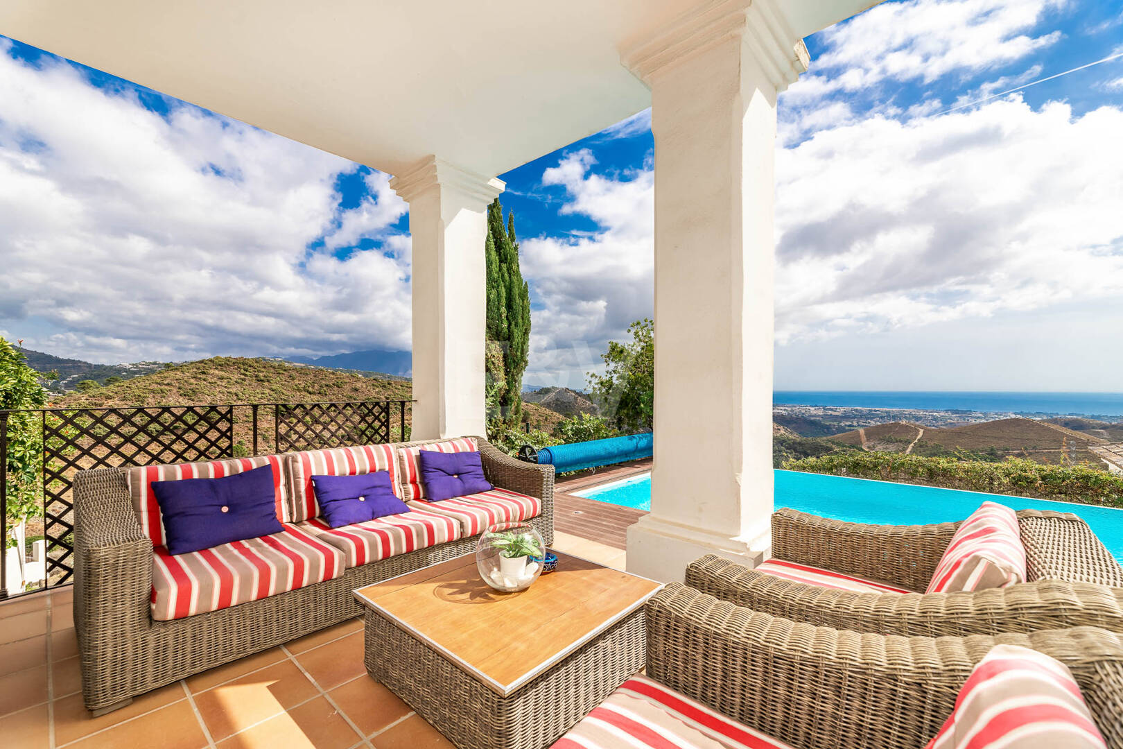 Mediterranean Benahavís Miejska Willa z widokiem na morze panoramiczne i góry.