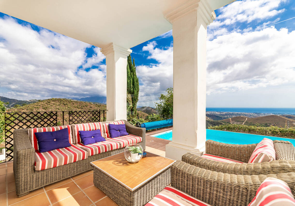 Villa Mediterránea en Benahavís Pueblo con Vistas Panorámicas al Mar y a la Montaña.