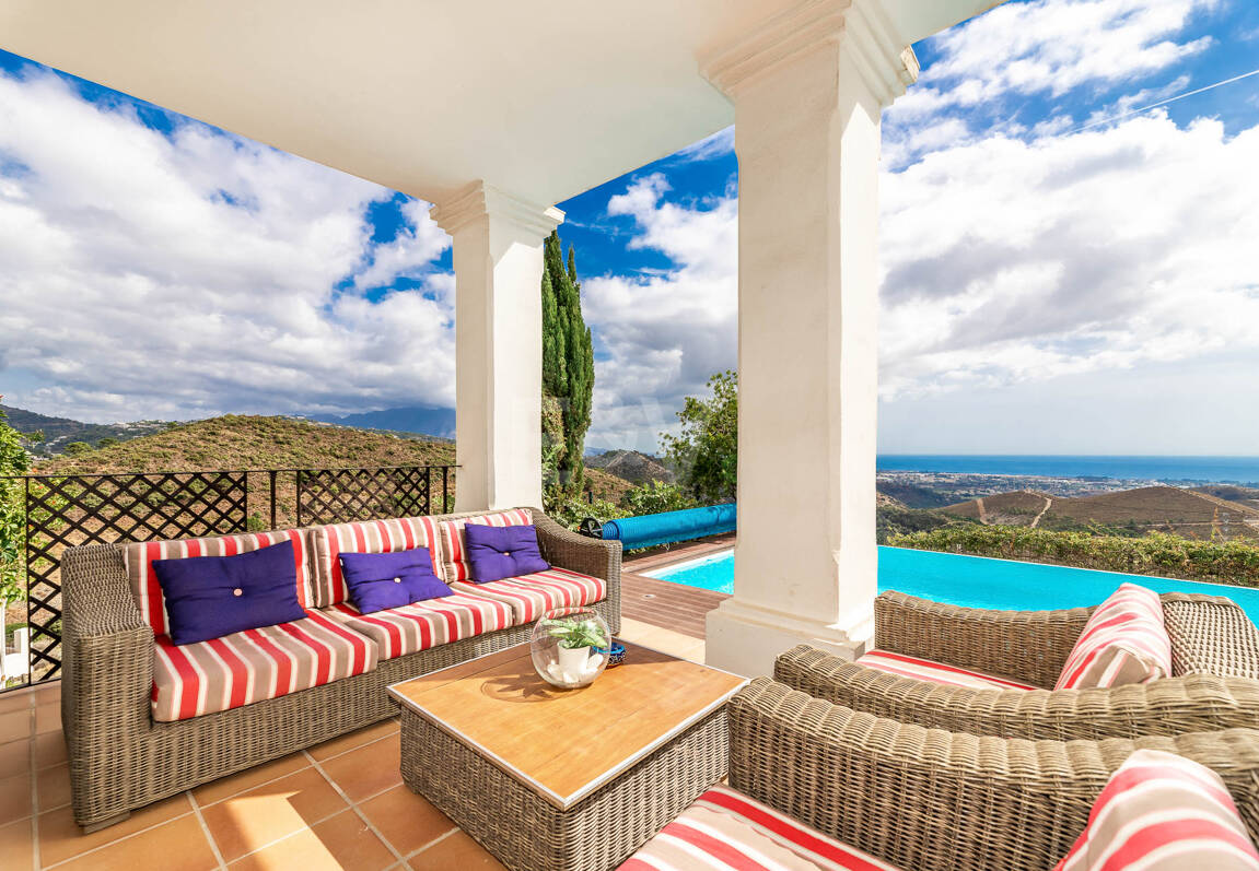 Mediterranean Benahavís Miejska Willa z widokiem na morze panoramiczne i góry.