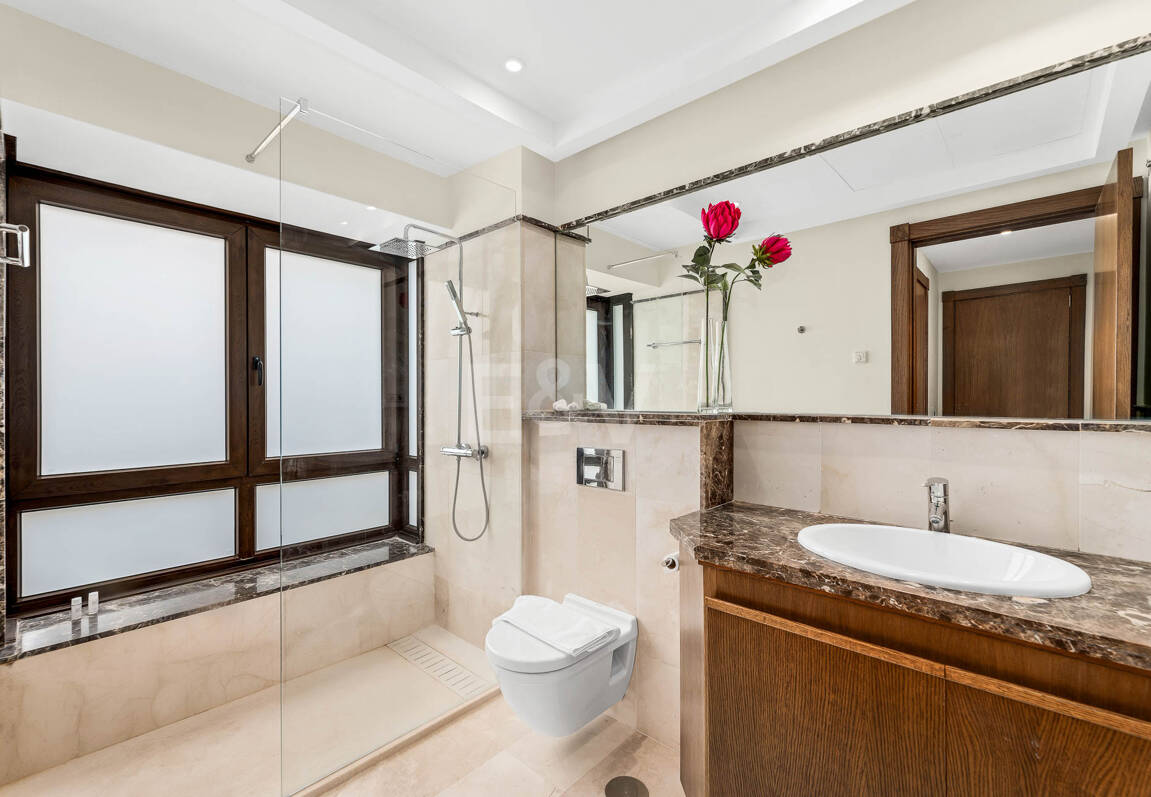 Mediterranean Benahavís Miejska Willa z widokiem na morze panoramiczne i góry.