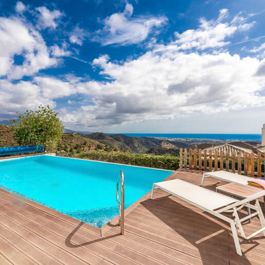 Mediterrane Benahavís Stadt Villa mit Panoramablick auf das Meer und die Berge.