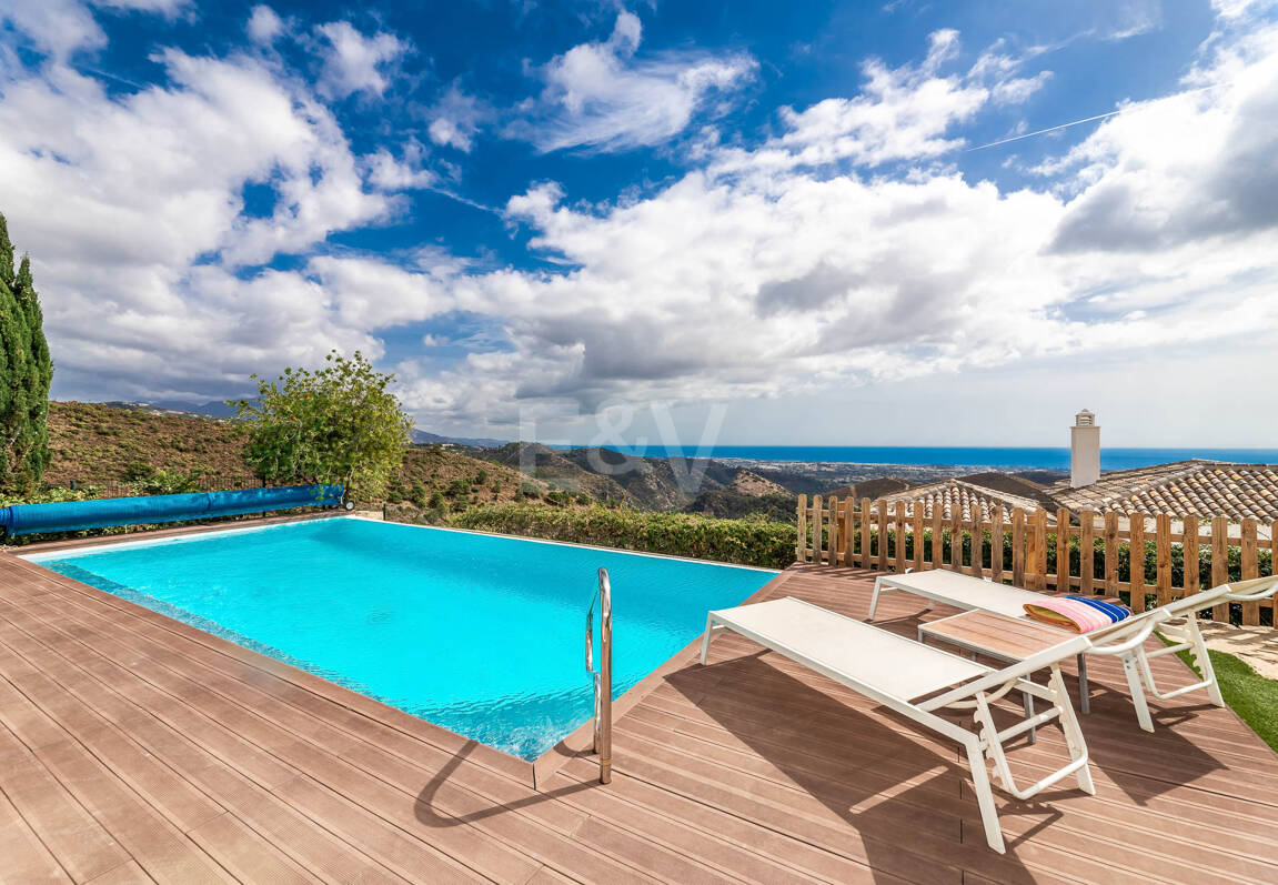 Mediterranean Benahavís Miejska Willa z widokiem na morze panoramiczne i góry.