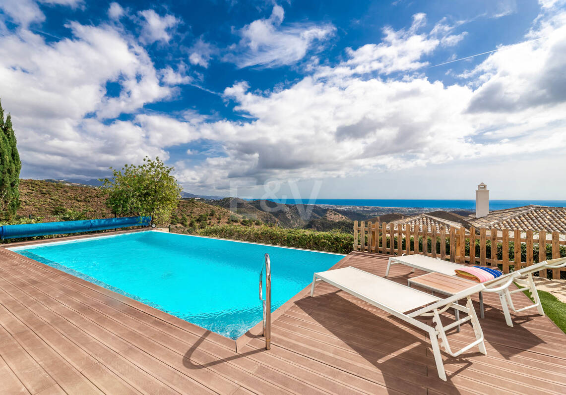 Villa Mediterránea en Benahavís Pueblo con Vistas Panorámicas al Mar y a la Montaña.