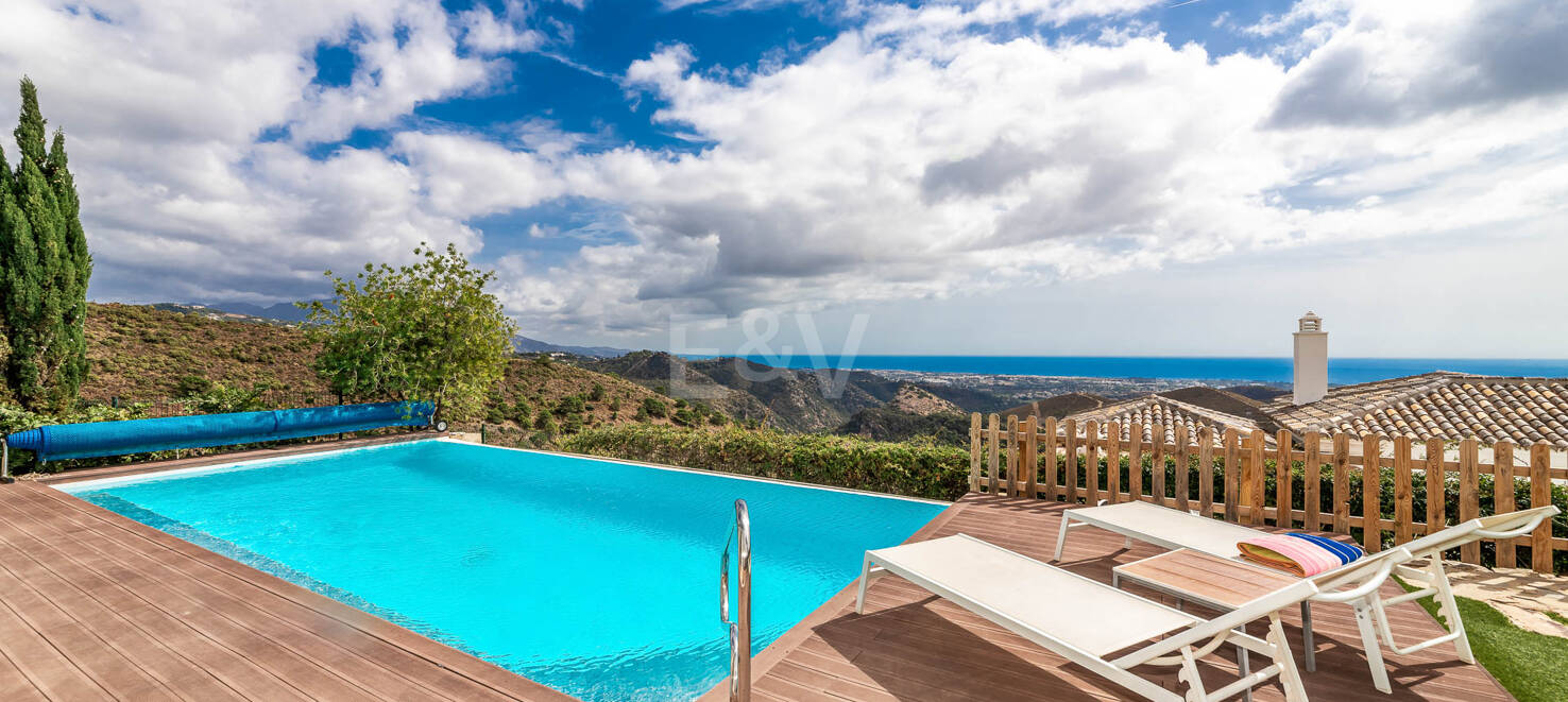 Mediterrane Benahavís Stadt Villa mit Panoramablick auf das Meer und die Berge.