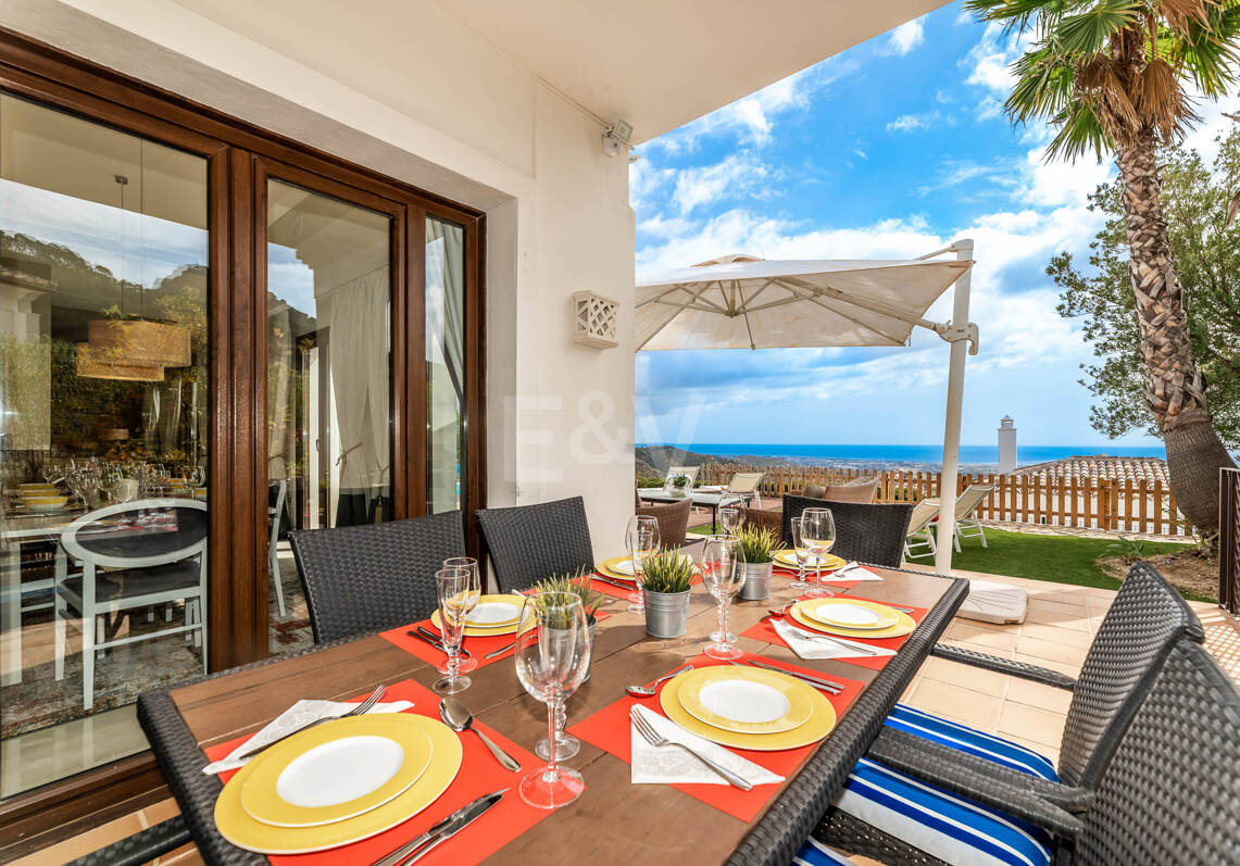 Villa Mediterránea en Benahavís Pueblo con Vistas Panorámicas al Mar y a la Montaña.