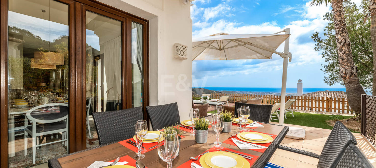 Mediterrane Benahavís Stadt Villa mit Panoramablick auf das Meer und die Berge.
